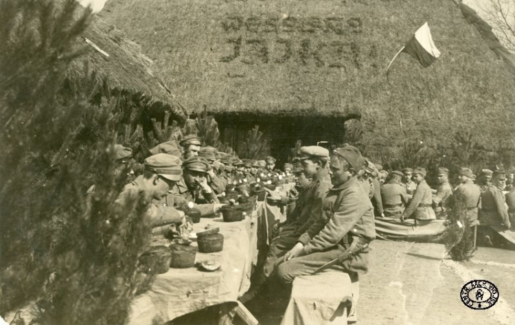 I Brygada Legionów Polskich. Śniadanie wielkanocne w 4 kompanii 6 batalionu kpt. Franciszka Pększyca ps. „Grudziński”. Pozycje nad Nidą. 4.04.1915 r. Źródło: CAW.jpg