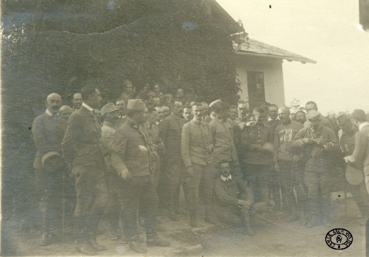 Płk Zygmunt Zieliński wśród oficerów II Brygady Legionów Polskich. Na prawo od niego ppłk Marian Januszajtis ps. „Żegota”. Pozycje pod Rarańczą, Bukowina. 1915 r. Źródło: CAW