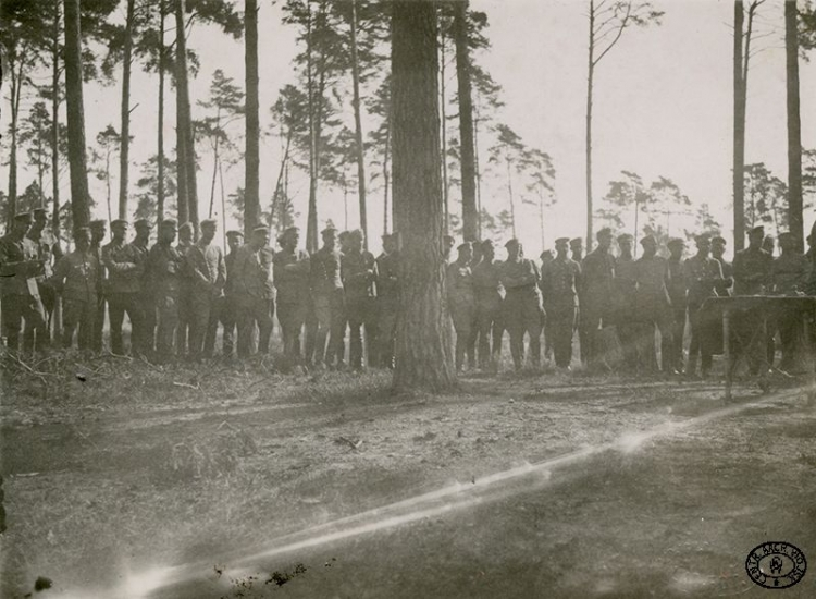 Zbiórka oficerów legionowych, na której nastąpiło ich rozbrojenie i pozbawienie praw wojskowych. Beniaminów. 30.07.1917 r. Źródło: CAW