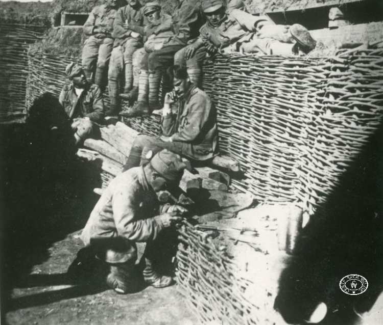 Żołnierze 3 batalionu 2 Pułku Piechoty Legionów Polskich. Umacnianie wnętrza okopu i naprawa faszyny. Pozycje pod Rarańczą, Bukowina. Sierpień, 1915 r. Źródło: CAW.jpg