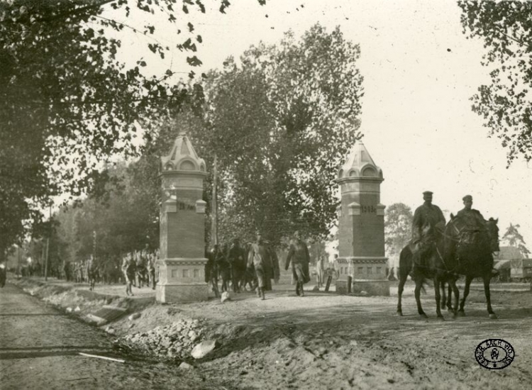 Kolumna 1 Pułku Piechoty Legionów Polskich wkracza do Włodawy. Sierpień, 1915 r. Źródło: CAW.jpg