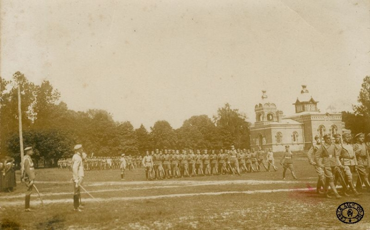 Defilada 1 Pułku Ułanów Legionów Polskich przed rtm. Władysławem Prażmowskim ps. „Belina”. Ostrołęka. Wiosna 1917 r. Źródło: CAW