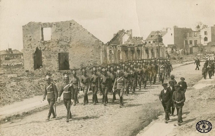 Legioniści z 1. Pułku Ułanów Legionów Polskich maszerują w procesji Bożego Ciała. Ostrołęka. 7.06.1917 r. Źródło: CAW