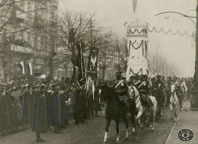 Wkroczenie oddziałów legionowych do Warszawy. Wojska przejeżdżają przez bramę triumfalną w Alejach Jerozolimskich. Na czele konno ppłk Witold Rylski ps. „Ścibor”. 1.12.1916 r. Fot. CAW