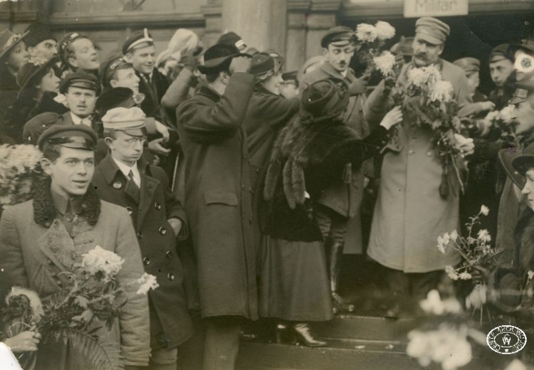 Powitanie Komendanta Józefa Piłsudskiego na dworcu kolejowym w Warszawie. 12.12.1916 r. Źródło: CAW