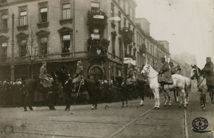 Wkroczenie oddziałów legionowych do Warszawy. Płk Stanisław Szeptycki podczas składania meldunku niemieckiemu gen. Ulrichowi von Etzdorf na skrzyżowaniu Nowego Światu i Alei Jerozolimskich. Na białym koniu gen. Felix von Barth. 1.12.1916 r. Źródło: CAW