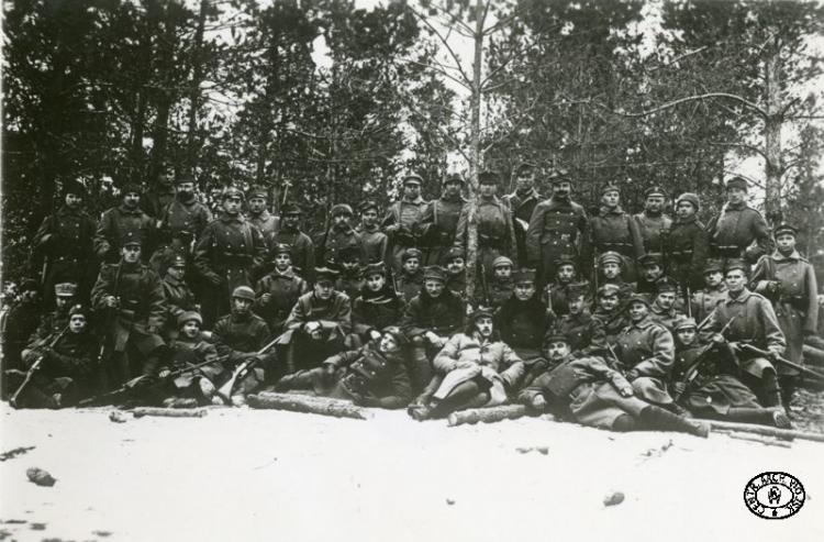 1 kompania por. Mieczysława Więckowskiego (siedzi w centrum w kurtce ze sznurami) z 4 Pułku Piechoty Legionów Polskich. Widoczne karabiny Mannlicher wz. 1895. Optowa, Wołyń. Marzec 1916 r. Źródło: CAW