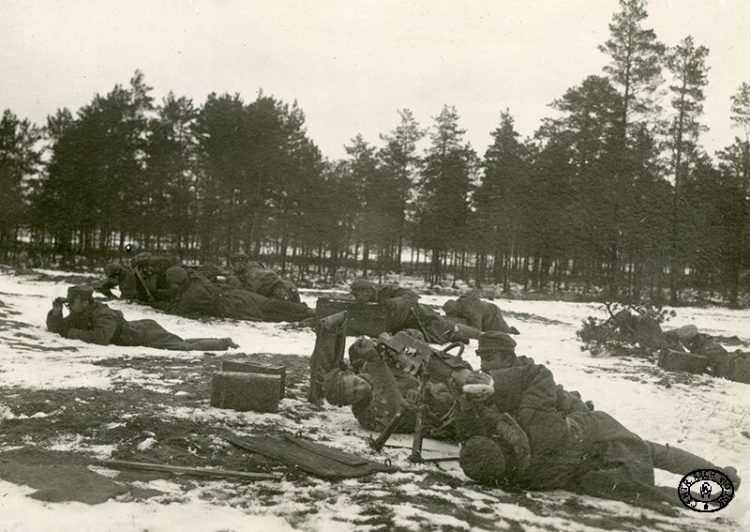 Ćwiczenia oddziału karabinów maszynowych I Brygady Legionów Polskich. Ustawianie ciężkich karabinów maszynowych Schwarzlose wz. 1907/12 na podstawach trójnożnych. Karasin, Wołyń. 21.01.1916 r. Źródło: CAW