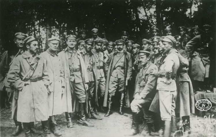 Płk Józef Haller (w centrum) wśród oficerów II Brygady Legionów Polskich. Czwarty z lewej kpt. Zygmunt Dzwonkowski. Wołyń. Lato 1916 r. Źródło: CAW