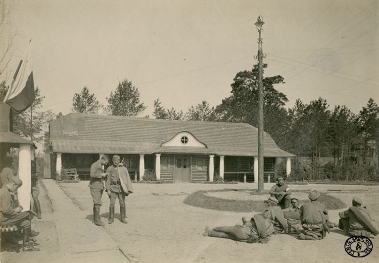 Jeńcy rosyjscy przed Komendą Legionów Polskich. Legionowo, pozycje nad Styrem, Wołyń. 7.06.1916 r. Źródło: CAW