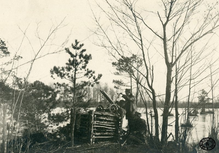 Legioniści ustawiają rosyjski ciężki karabin maszynowy Maxim wz. 1905/S na stanowisku do strzelania przeciwlotniczego. Pozycje nad Styrem, Wołyń. Wiosna 1916 r. Źródło: CAW