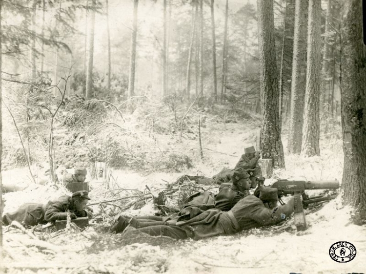 Żołnierze II Brygady Legionów Polskich na stanowisku bojowym przy ciężkim karabinie maszynowym Schwarzlose wz. 1907/12. Pozycje nad Styrem, Wołyń. Zima 1916 r. Źródło: CAW