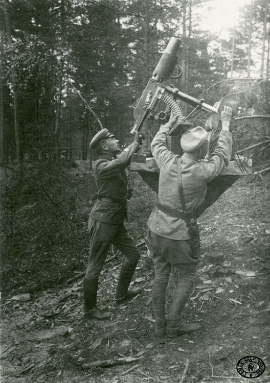 Legioniści z 1. Pułku Piechoty Legionów Polskich przy ciężkim karabinie maszynowym 8 mm Schwarzlose wz. 1907/12 ustawionym na specjalnej podstawie do strzelania przeciwlotniczego. Z lewej ppor. Tadeusz Kołodziejczyk „Różycki”. Pozycje pod Optową. Wiosna 1916 r. Źródło: CAW