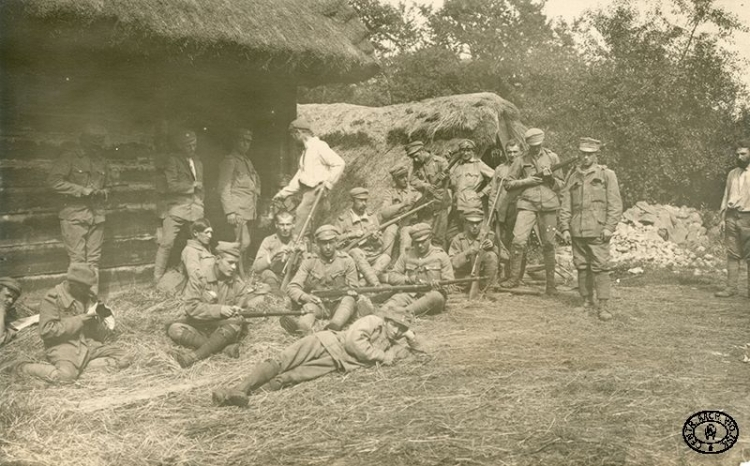 Żołnierze z I Brygady Legionów Polskich czyszczą swoje karabiny (Mannlicher wz. 1890 i 1895) podczas postoju w nieznanej miejscowości. Pozycje nad Stochodem, Wołyń. Lato 1916 r. Źródło: CAW