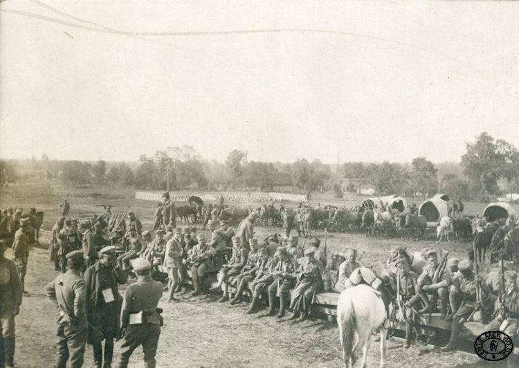 Pododdziały 2. Pułku Piechoty Legionów Polskich oczekują na transport kolejowy przed wyjazdem na pozycje pod Gruziatynem. Maniewicze, Wołyń. Czerwiec 1916 r. Źródło: CAW