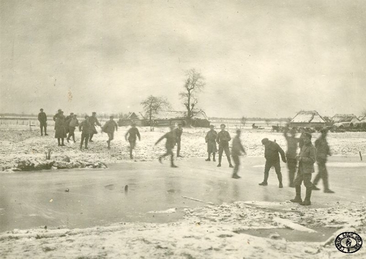 Legioniści z I Brygady Legionów Polskich na ślizgawce. Karasin, pozycje nad Styrem. 2.02.1916 r. Źródło: CAW