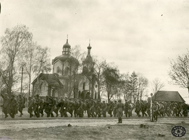 Oddziały I Brygady Legionów Polskich maszerują przez Maniewicze w drodze na pozycje pod Kostiuchnówką. Wołyń. 28.04.1916 r. Źródło: CAW