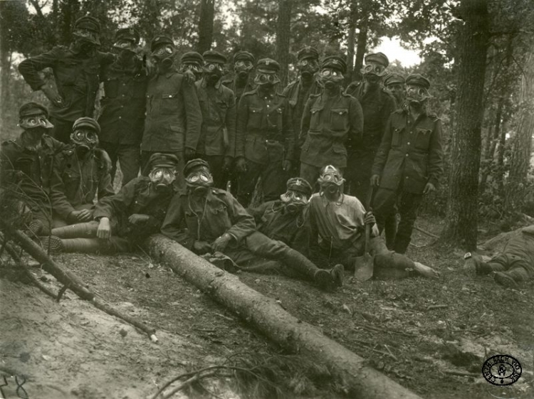 Żołnierze 2 plutonu 2 kompanii 3 batalionu 1 Pułku Piechoty Legionów Polskich w maskach przeciwgazowych. Pozycje nad Stochodem, Wołyń. Lato 1916 r. Źródło: CAW