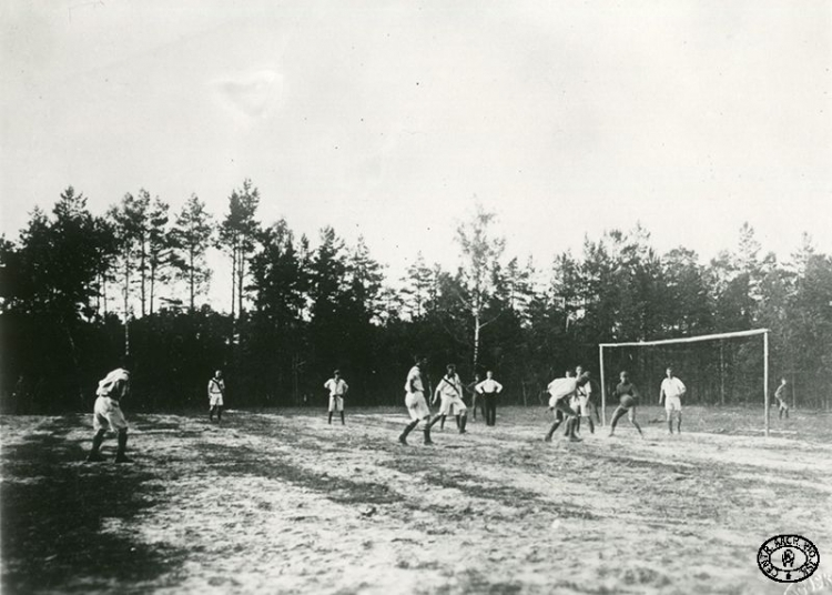 Mecz piłki nożnej pomiędzy drużynami legionistów i Bawarczyków pod Dubniakami. Pozycje nad Stochodem, Wołyń. Lipiec 1916 r. Źródło: CAW