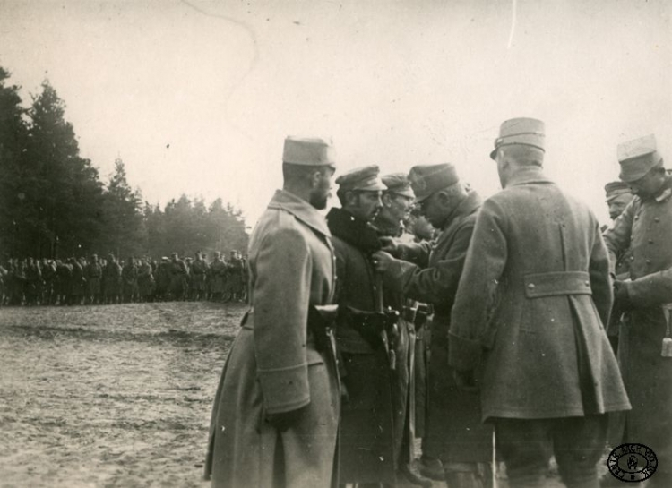 Komendant II Brygady Legionów Polskich płk Ferdynand Küttner dekoruje Medalami za Odwagę oficerów i żołnierzy 2 Pułku Piechoty Legionów Polskich. Pierwszy z lewej chor. Tadeusz Malinowski, czwarty płk Ferdynand Küttner, pierwszy z prawej kpt. dr Antoni Stefanowski, drugi kpt. Włodzimierz Mężyński. Pozycje pod Wołczeckiem, Wołyń. 10.04.1916 r. Źródło: CAW