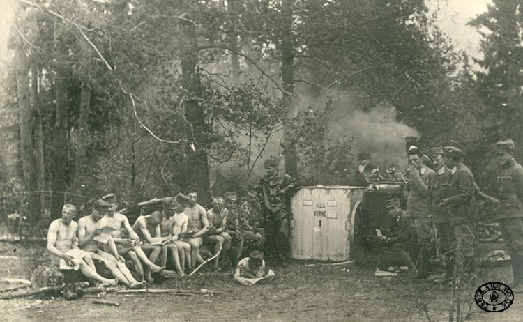 Żołnierze i lekarze 4. Pułku Piechoty Legionów Polskich podczas odwszawiania odzieży. Trzeci od prawej stoi por. dr Ryszard Zacharski. Wołyń. Lato 1916 r. Źródło: CAW