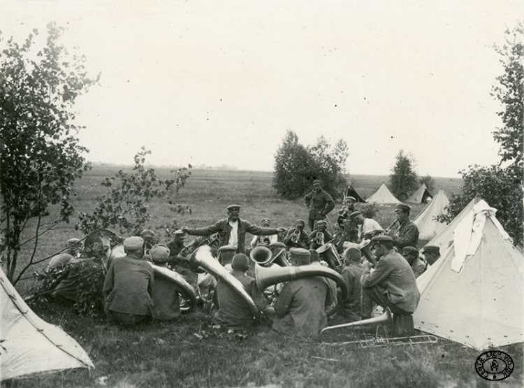 Próba orkiestry 5. Pułku Piechoty Legionów Polskich w warunkach polowych. Piaseczno, pozycje nad Stochodem, Wołyń. 25.07.1916 r. Źródło: CAW