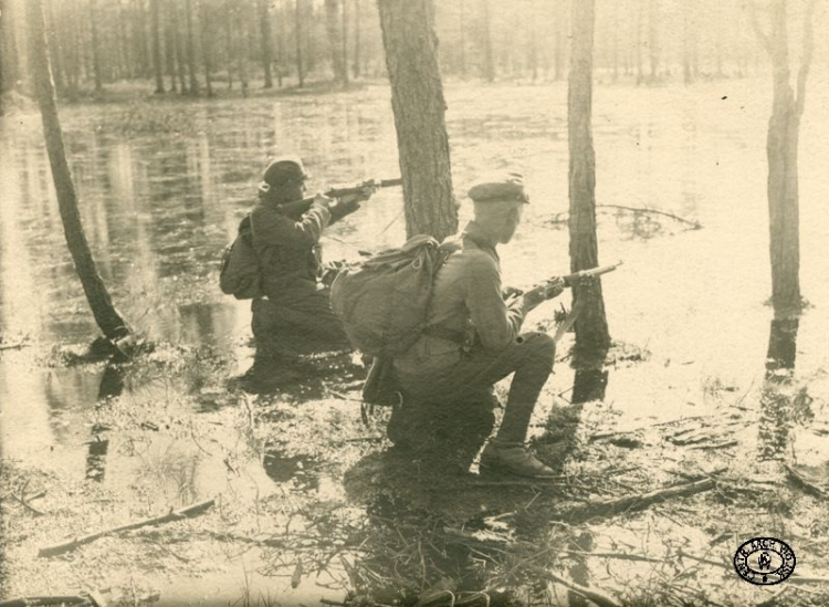 Patrol żołnierzy 5 Pułku Piechoty Legionów Polskich na bagnach nad Wiesiołuchą. Pozycje nad Styrem, Wołyń. Wiosna 1916 r. Źródło: CAW