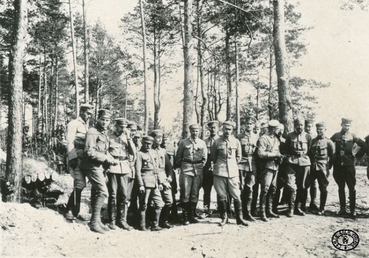 Komendant Józef Piłsudski w otoczeniu oficerów 5 Pułku Piechoty Legionów w Lasku Polskim na Wołyniu. Lipiec 1916 r. Źródło: CAW