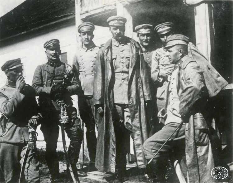 Komendant Józef Piłsudski w Zakładzie Sanitarnym I Brygady Legionów Polskich na Wołyniu. Od lewej stoją: nn, rtm. Mariusz Zaruski, rtm. Gustaw Dreszer ps. „Orlicz”, Józef Piłsudski, nn, nn, por. Bolesław Długoszowski ps. „Wieniawa”. Marzec 1916 r. Źródło: CAW