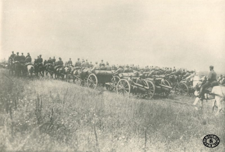 Przegląd oddziałów legionowych dokonywany przez niemieckiego gen. Friedricha von Bernhardiego. Defiluje artyleria. Widoczne armaty polowe 76,5 mm wz. 1905. Czeremoszno, Wołyń. 15.07.1916 r. Źródło: CAW