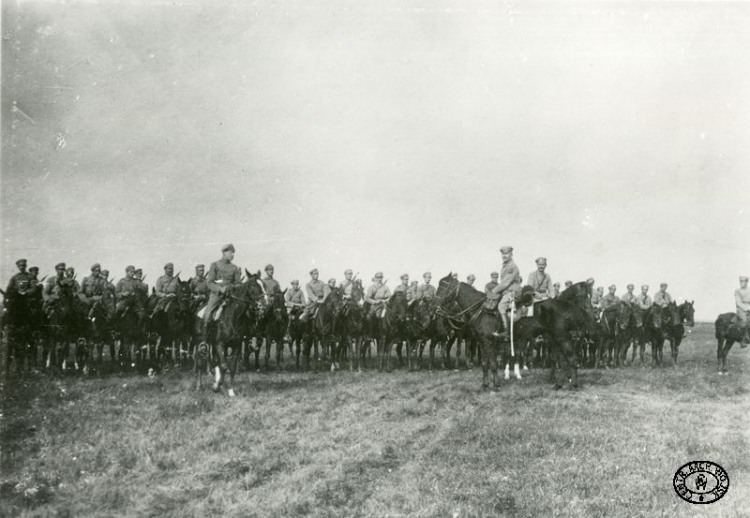 Przegląd oddziałów legionowych dokonywany przez niemieckiego gen. Friedricha von Bernhardiego. Szwadron rtm. Mariusza Zaruskiego (z prawej przed frontem) z 1 Pułku Ułanów Legionów Polskich przygotowany do defilady. Czeremoszno, Wołyń. 15.07.1916 r. Źródło: CAW