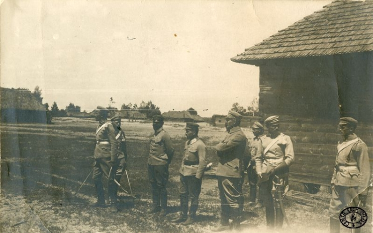 Komendant Józef Piłsudski dokonuje przeglądu wojsk. Trzeci od lewej: Edward Rydz „Śmigły” mjr Mieczysław Trojanowski „Ryszard”, Józef Piłsudski (piąty), Władysław Prażmowski „Belina” (siódmy). Hradysk, Wołyń, Czerwice. 1916 r. Źródło: CAW