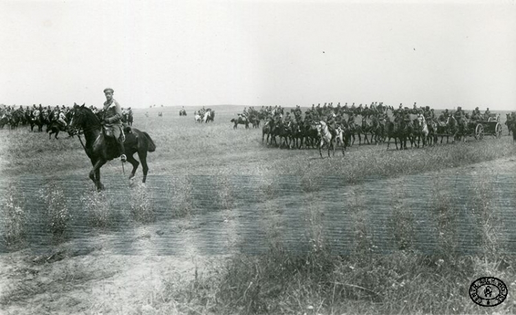 Przegląd oddziałów legionowych dokonywany przez niemieckiego gen. Friedricha von Bernhardiego. Defiluje 1. Pułk Artylerii Legionów Polskich. Czeremoszno, Wołyń. 15.07.1916 r. Źródło: CAW