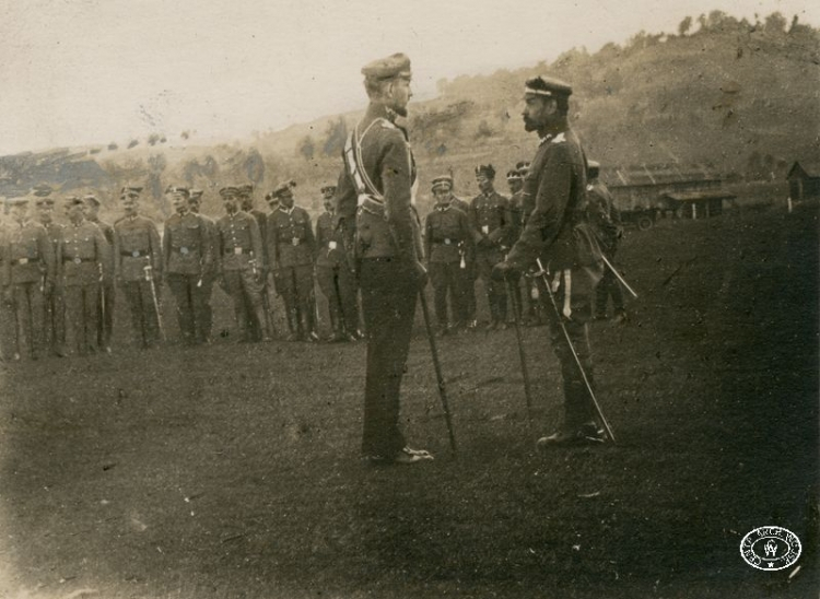 Obchody święta II Brygady Legionów Polskich. Przed frontem stoją (od prawej): płk Józef Haller i rtm. Janusz Maleszewski ps. „Zygmunt Jagrym”. Przemyśl. 30.09.1916 r. Źródło: CAW