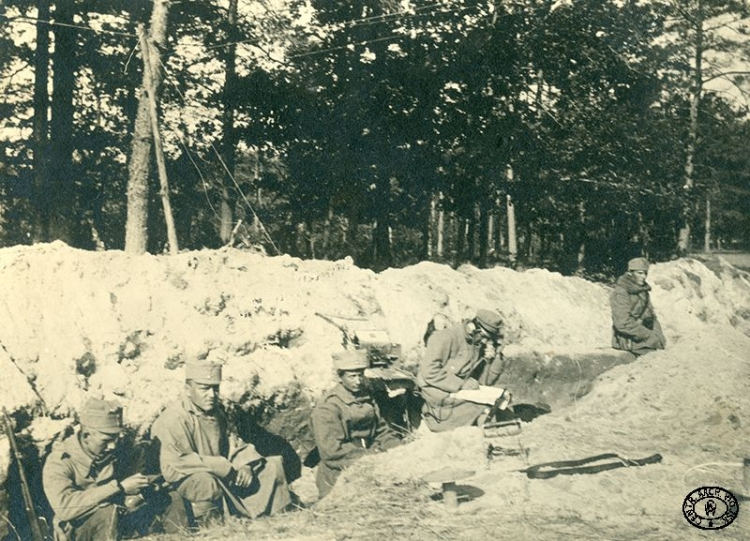 Telefoniści III Brygady Legionów Polskich zakładają połączenia w okopie. Pozycje nad Styrem, Wołyń. Wiosna 1916 r. Źródło: CAW