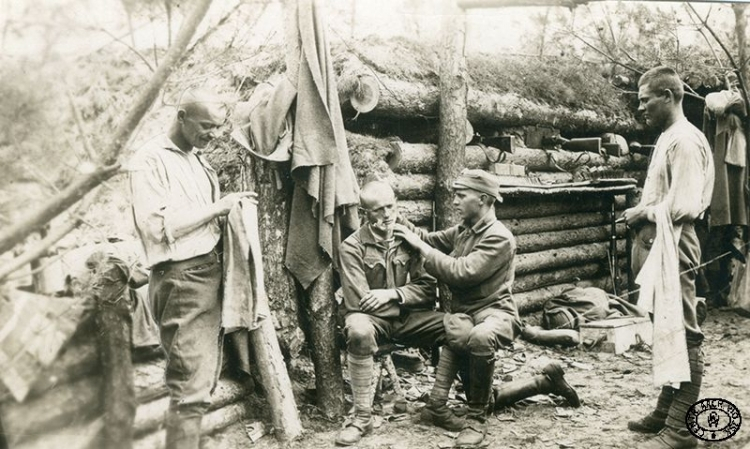 Legioniści z I Brygady Legionów Polskich podczas toalety w okopach. Wołyń. Lato 1916 r. Źródło: CAW