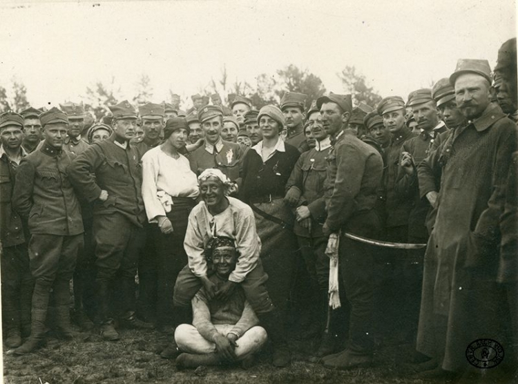 Oficerowie i żołnierze 4. Pułku Piechoty Legionów Polskich podczas zabaw wielkanocnych. Wśród przebierańców w środku stoi kpt. dr Emil Bobrowski, obok por. dr Ryszard Zacharski. Pozycje nad Styrem, Wołyń. 24.04.1916 r. Źródło: CAW