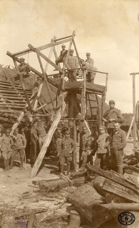 Żołnierze 5 Pułku Piechoty Legionów Polskich bawią się na zbudowanym przez nich diabelskim kole. Leśniewka, Wołyń. Kwiecień 1916 r. Źródło: CAW