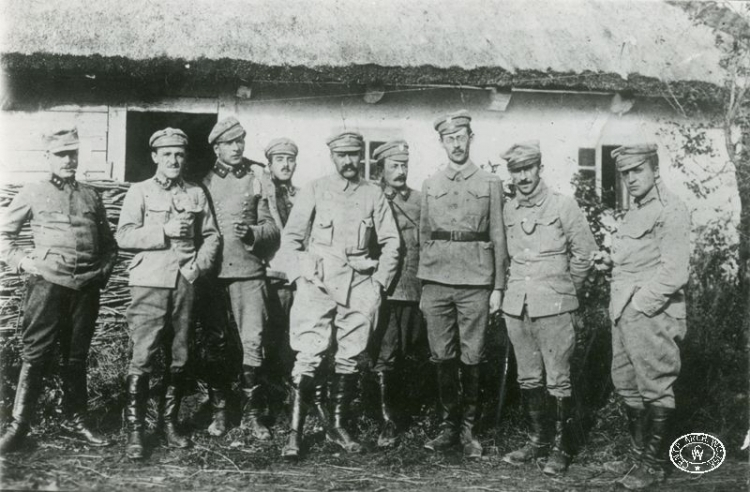 Przed ziemianką od lewej stoją: N.N., Tadeusz Piskor, Bolesław Długoszowski ps. „Wieniawa”, N.N., Józef Piłsudski, Ignacy Boerner, N.N., Tadeusz Bobrowski, Konstanty Dzieduszycki. Pozycje nad Styrem. Wrzesień, 1915 r. Źródło: CAW