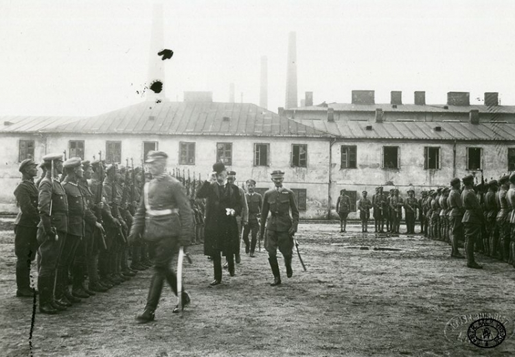 Uroczystość zaprzysiężenia 3. Pułku Piechoty Legionów Polskich w koszarach Blocha na Solcu. Marszałek koronny Wacław Niemojowski i płk Zygmunt Zieliński dokonują przeglądu pododdziałów. Warszawa. 9.07.1917 r. Źródło: CAW