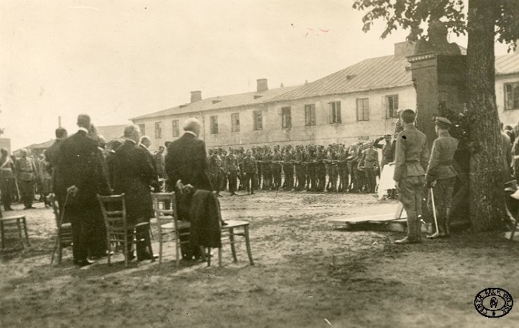 Uroczystość zaprzysiężenia 3. Pułku Piechoty Legionów Polskich w koszarach Blocha na Solcu. Oficerowie i żołnierze składają przysięgę w obecności członków Tymczasowej Rady Stanu. Warszawa. 9.07.1917 r. Źródło: CAW