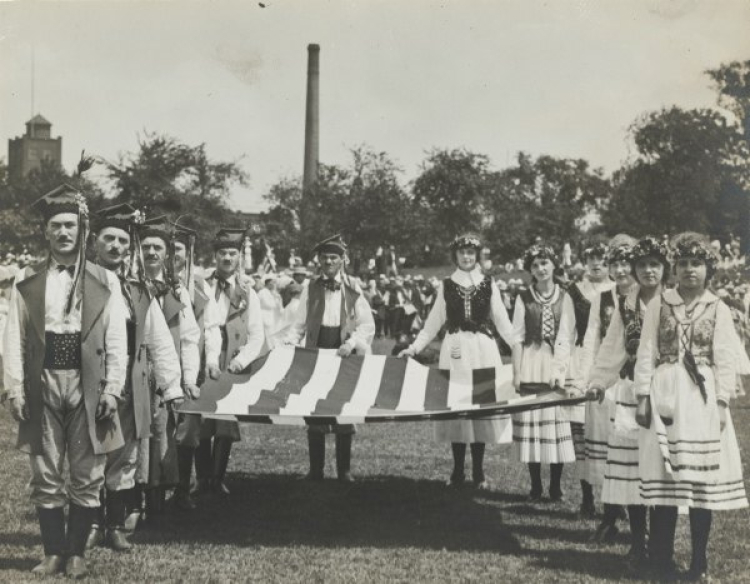 Polacy z Newark zachęcają do wsparcia finansowego Polski w czasie parady, 1918. Fot. National Archives & Records Administration. Źródło: Dom Spotkań z Historią