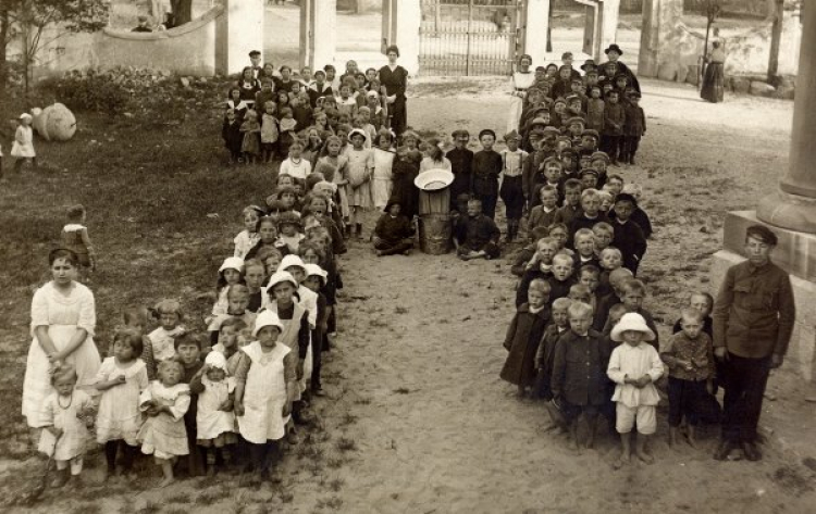 Okolice Stanisławowa, 1921. Grupa dzieci formujących literę „H” na cześć Herberta Hoovera. Fot. Hoover Institution Library & Archives. Źródło: Dom Spotkań z Historią