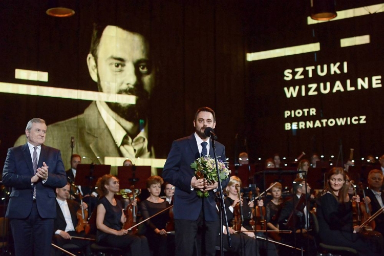 Wicepremier, minister kultury Piotr Gliński (L) i nagrodzony w kategorii sztuki wizualne - Piotr Bernatowicz (C) podczas gali wręczenia dorocznych Nagród Ministra Kultury i Dziedzictwa Narodowego w Studiu Koncertowym Polskiego Radia im. Witolda Lutosławskiego w Warszawie. Fot. PAP/J. Kamiński