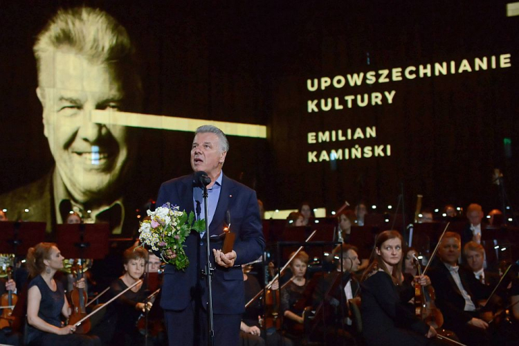 Aktor, założyciel Fundacji Atut i Teatru Kamienica Emilian Kamiński otrzymał nagrodę za upowszechnianie kultury, podczas gali wręczenia dorocznych Nagród Ministra Kultury i Dziedzictwa Narodowego w Studiu Koncertowym Polskiego Radia im. Witolda Lutosławskiego w Warszawie. Fot. PAP/J. Kamiński