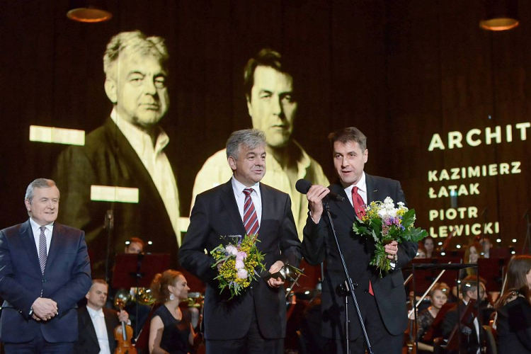 Wicepremier, minister kultury Piotr Gliński (L) i nagrodzeni w kategorii architektura - Piotr Lewicki (C-P) i Kazimierz Łatak (C-L) podczas gali wręczenia dorocznych Nagród Ministra Kultury i Dziedzictwa Narodowego w Studiu Koncertowym Polskiego Radia im. Witolda Lutosławskiego w Warszawie. Fot. PAP/J. Kamiński