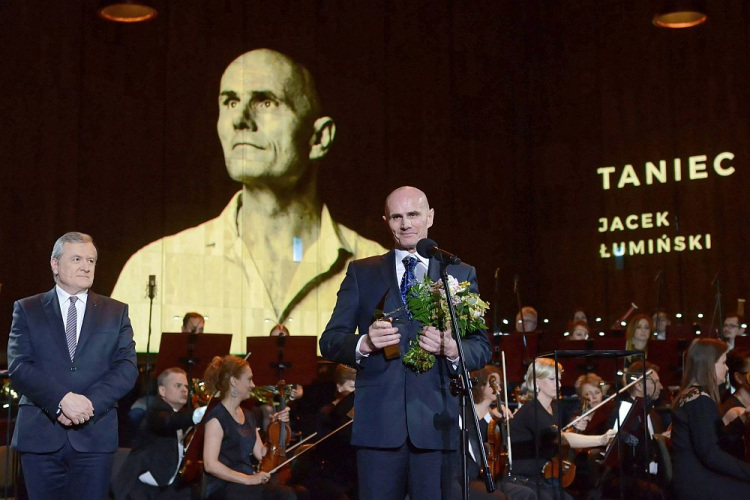 Wicepremier, minister kultury Piotr Gliński (L) i nagrodzony w kategorii taniec - założyciel Śląskiego Teatru Tańca Jacek Łumiński (C) podczas gali wręczenia dorocznych Nagród Ministra Kultury i Dziedzictwa Narodowego w Studiu Koncertowym Polskiego Radia im. Witolda Lutosławskiego w Warszawie. Fot. PAP/J. Kamiński