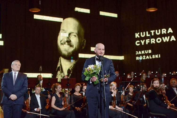 Wicepremier, minister kultury Piotr Gliński (L) i nagrodzony w kategorii kultura cyfrowa - ilustrator i artysta koncepcyjny Jakub Różalski (C) podczas gali wręczenia dorocznych Nagród Ministra Kultury i Dziedzictwa Narodowego w Studiu Koncertowym Polskiego Radia im. Witolda Lutosławskiego w Warszawie. Fot. PAP/J. Kamiński