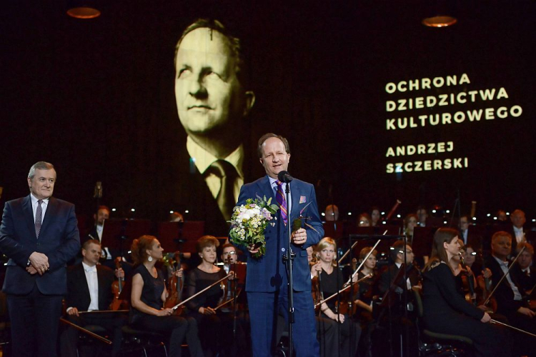 Wicepremier, minister kultury Piotr Gliński (L) i nagrodzony w kategorii ochrona dziedzictwa kulturowego Andrzej Szczerski (C) podczas gali wręczenia dorocznych Nagród Ministra Kultury i Dziedzictwa Narodowego w Studiu Koncertowym Polskiego Radia im. Witolda Lutosławskiego w Warszawie. Fot. PAP/J. Kamiński