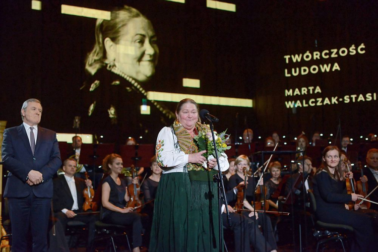 Wicepremier, minister kultury Piotr Gliński (L) i nagrodzona w kategorii twórczość ludowa Marta Walczak-Stasiowska (C) podczas gali wręczenia dorocznych Nagród Ministra Kultury i Dziedzictwa Narodowego w Studiu Koncertowym Polskiego Radia im. Witolda Lutosławskiego w Warszawie. Fot. PAP/J. Kamiński